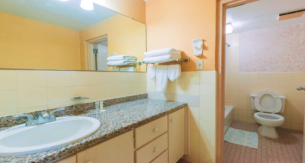 Surestay Hotel By Best Western Guam Airport South (سورستی هتل بای بست وسترن گوام ایرپورت اسوت) Executive King and Queen Guest Bathroom