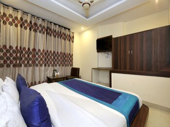 Oyo 10145 Hotel Jk Guestroom