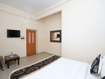 Oyo 3415 Hotel Heera Court Guestroom