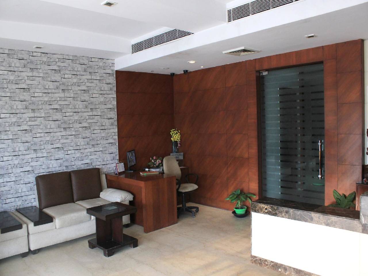 Oyo Premium Neelam Chowk 