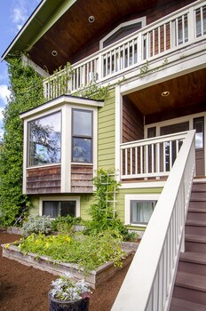 6 Luxurious 6br Seattle Home Hotel Front