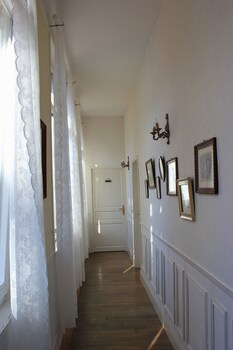 Chateau Des Lys Hotel Interior