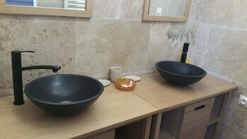 Chambre D'hôtes Chez Laurence (چامبر دهôتس چز لاورنس) Bathroom Sink