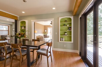 6 Luxurious 6br Seattle Home In-Room Dining
