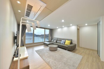 Geoje Jisefo Family Residence Living Area