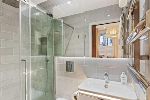 Chic 2bed 2bath Apt W Garden In Clapham Junction 