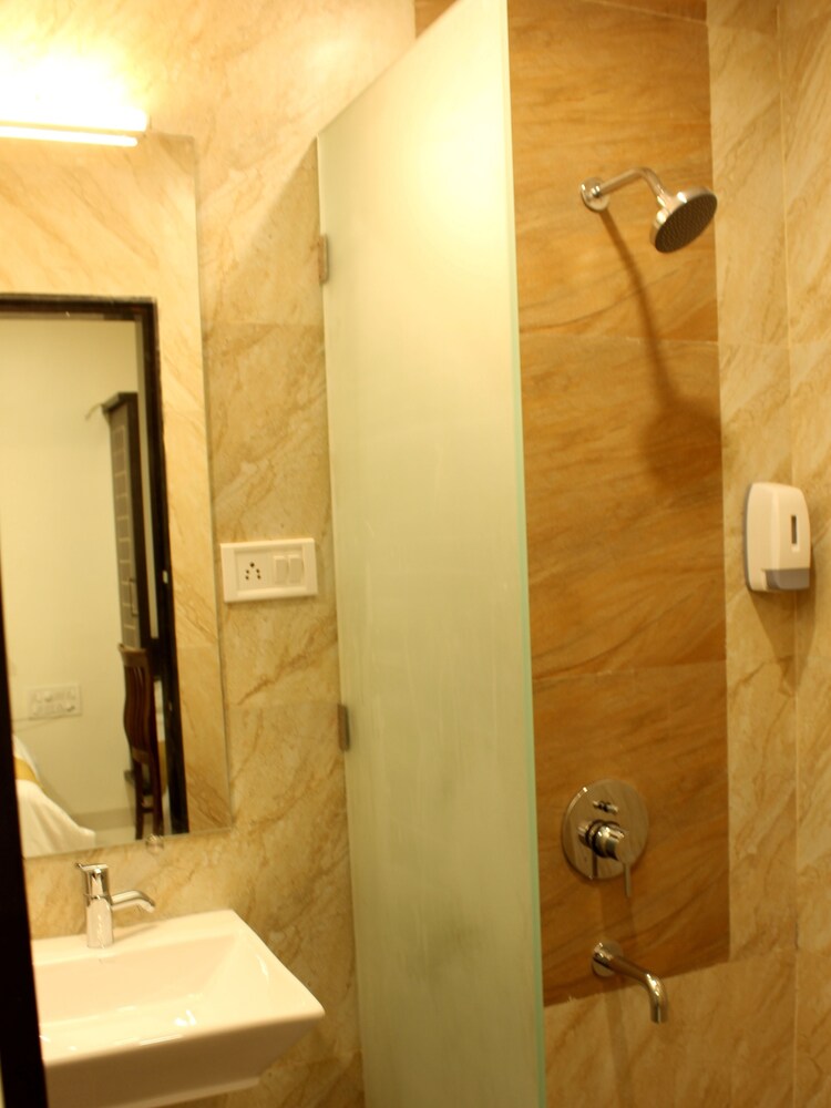 Hotel Ira Executive Bathroom