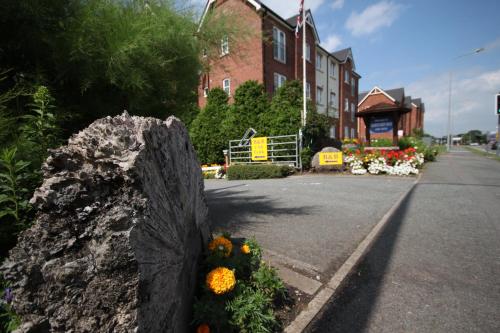 Meadows Way Guest House 