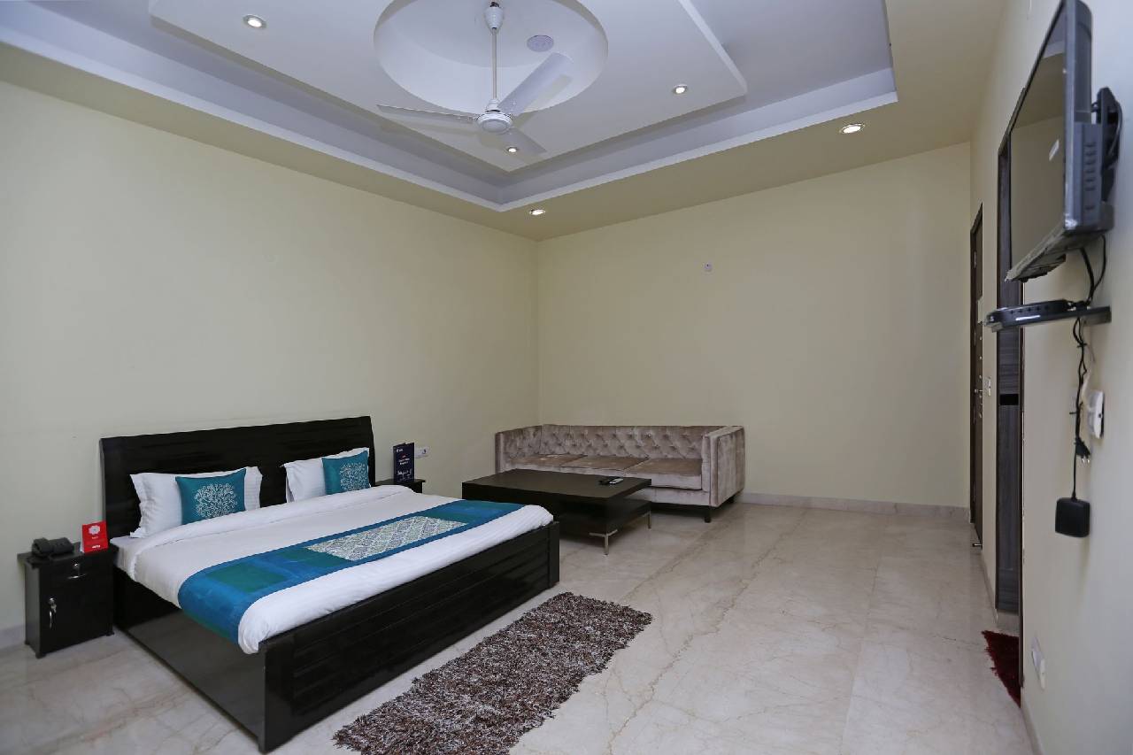 Oyo 9072 Noida Dreamz 