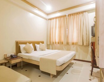Hotel Parklane Guestroom