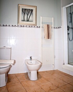 West Fenton Court (وست فنتون كورت) Bathroom