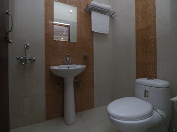 Oyo 9844 Hotel Hill View Bathroom