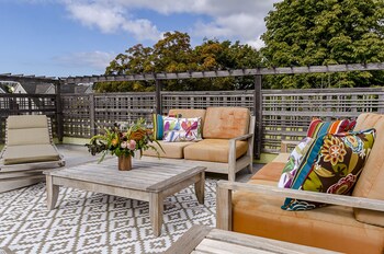 6 Luxurious 6br Seattle Home Terrace/Patio