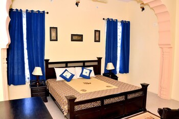 Hotel Shahi Palace Guestroom