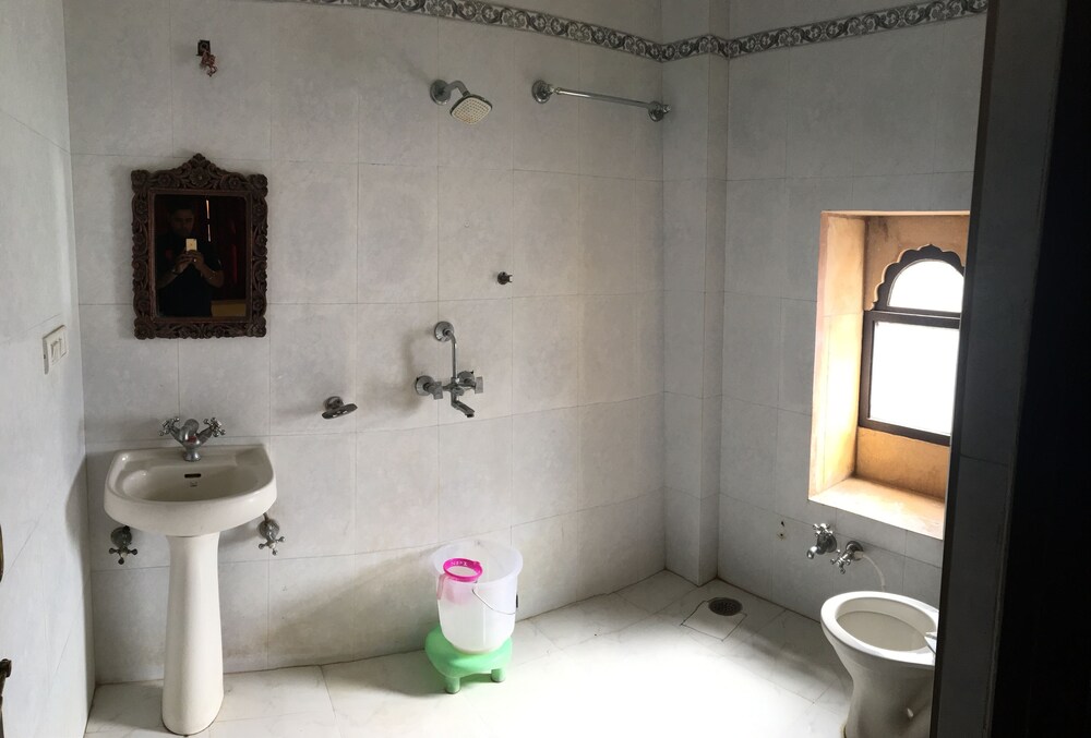 Hotel Marina Mahal Bathroom