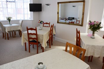The Cove Guest House ( كوو گست هاوس) Breakfast Area