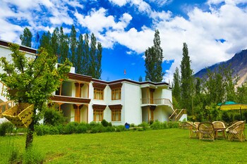 Hunder Resort Hotel Front