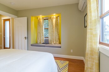 6 Luxurious 6br Seattle Home Guestroom