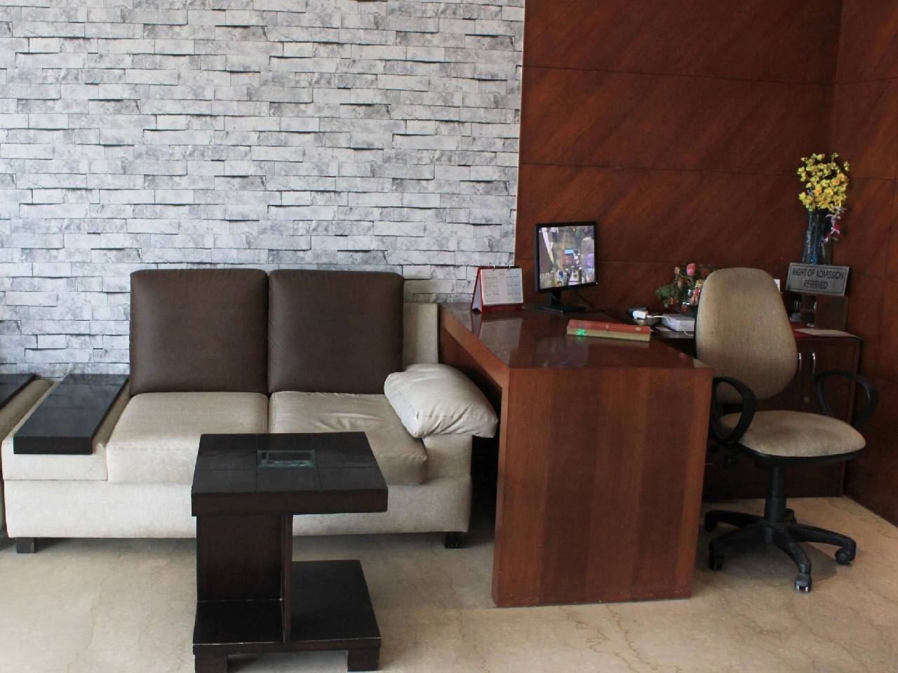 Oyo Premium Neelam Chowk 