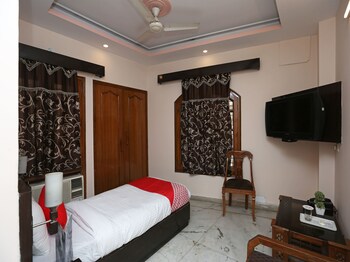 Oyo 14390 Hotel Samrat Guestroom