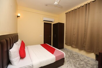 Oyo 16562 Flagship Sector 11 Guestroom