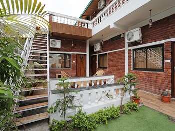 Oyo 12212 Ramanuj Cottage Courtyard
