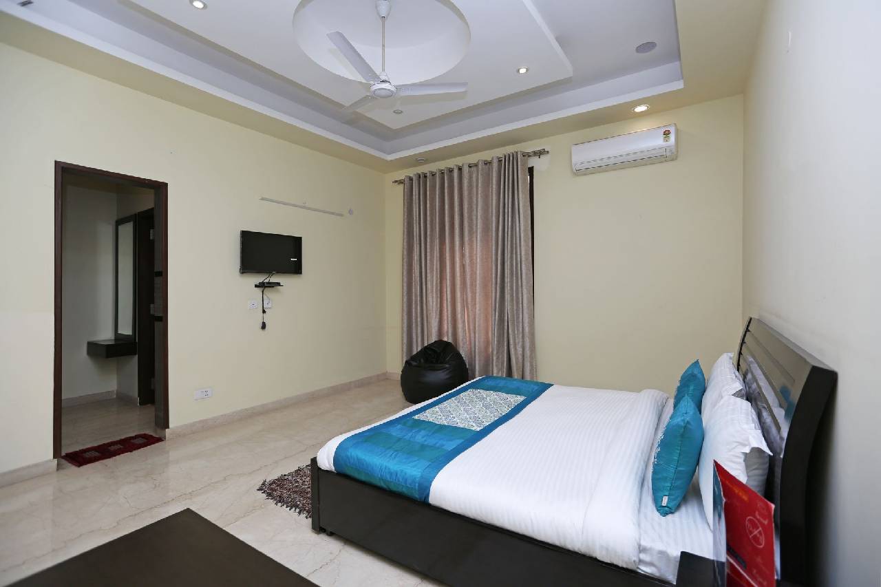 Oyo 9072 Noida Dreamz 