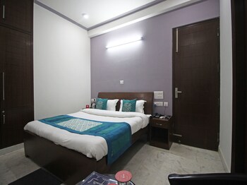 Oyo 7785 Kumar Residency Guestroom