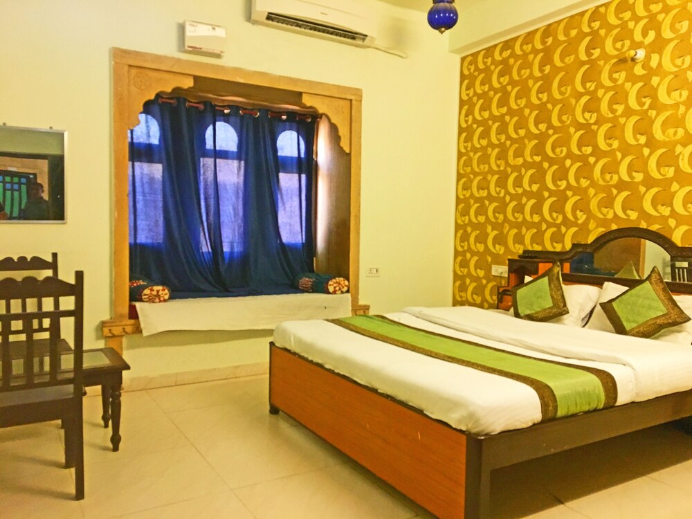 Hotel Marina Mahal Guestroom