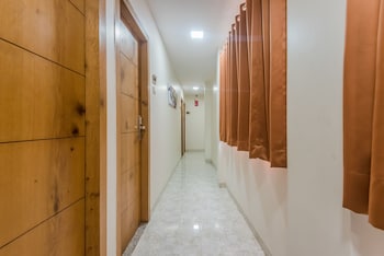 Oyo 8490 Hotel Grandeur Hallway