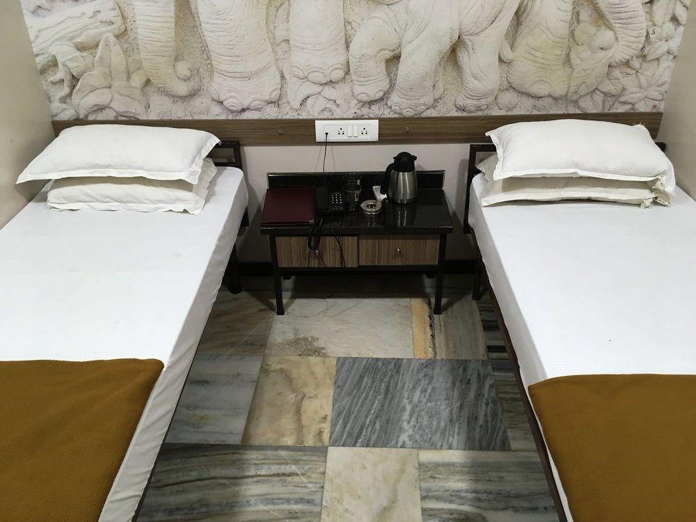 Hotel Adarsh Mahal 