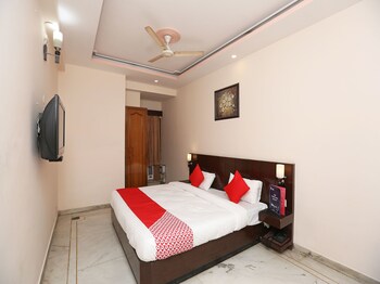 Oyo 14390 Hotel Samrat Guestroom