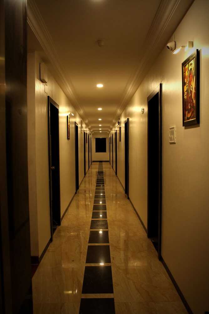 Hotel Ira Executive Hallway