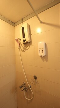 Nontsee Apartment Bathroom Shower