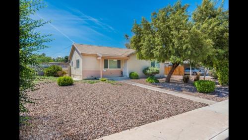 Adorable House Only A Few Miles From The Strip (آدورابل هاوس اونلی آ فو میلس فروم  استریپ) 