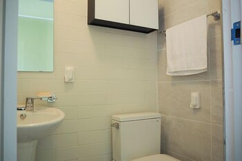 Seogwipo Seongsan Evergreen Pension Bathroom
