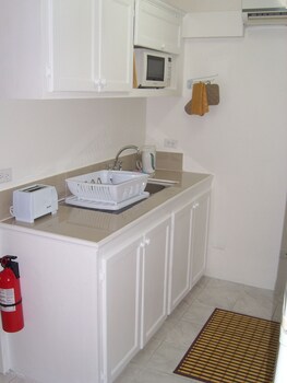 Cumber's Tropical Apartments In-Room Kitchen