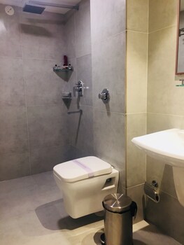 Rangers Hotel Bathroom