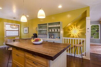 6 Luxurious 6br Seattle Home In-Room Dining