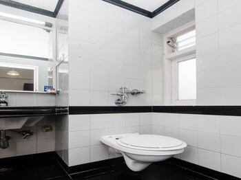 Oyo 635 West End Hotel Bathroom