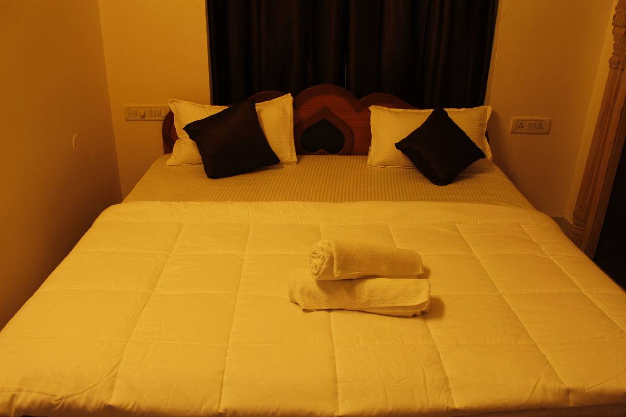 Dylan Cafe And Guest House 
