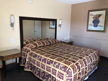 A Fisher's Inn Motel Guestroom