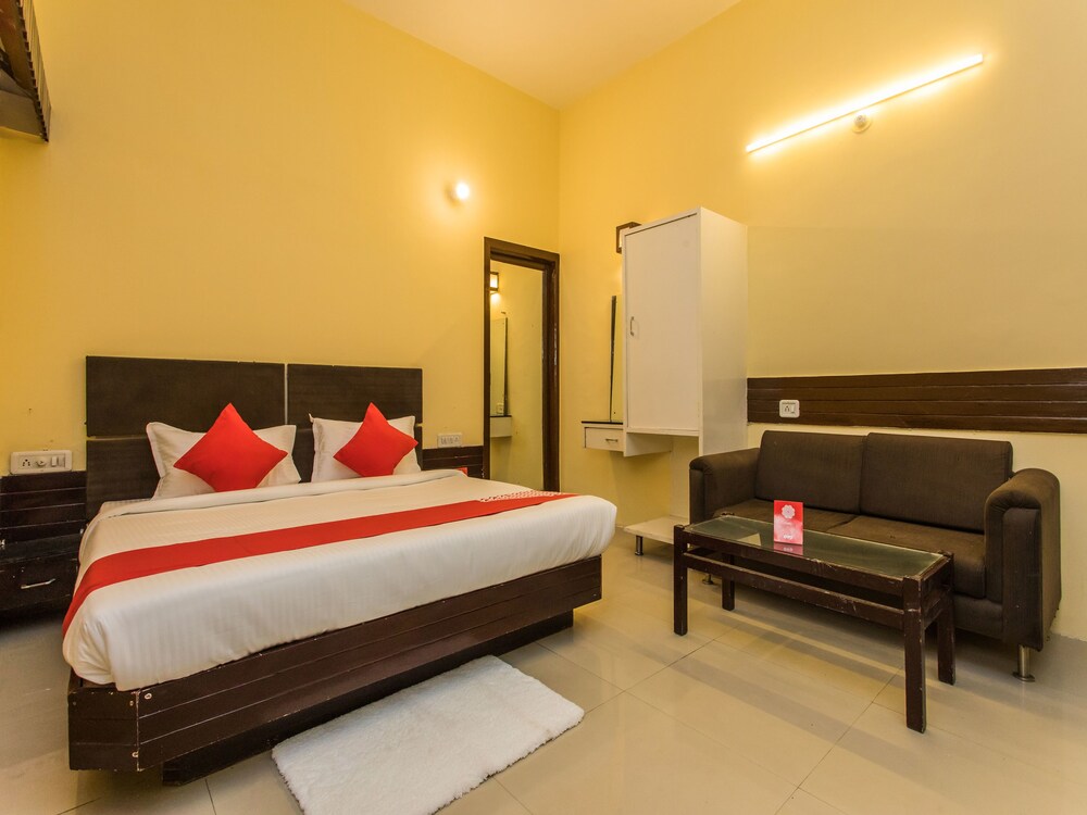 Oyo 15401 Hotel Surana Palace Guestroom