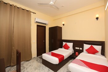 Oyo 16562 Flagship Sector 11 Guestroom