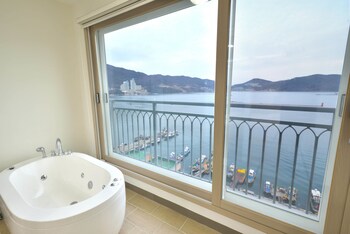 Geoje Jisefo Family Residence Jetted Tub