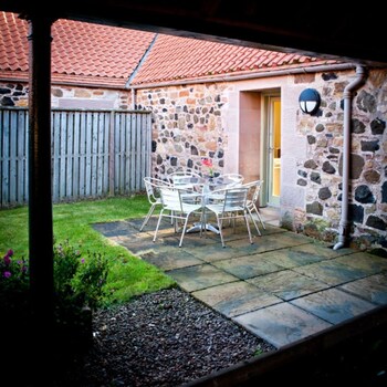 West Fenton Court (وست فنتون كورت) Terrace/Patio
