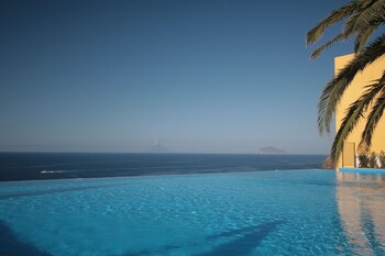 Hotel Ravesi Infinity Pool