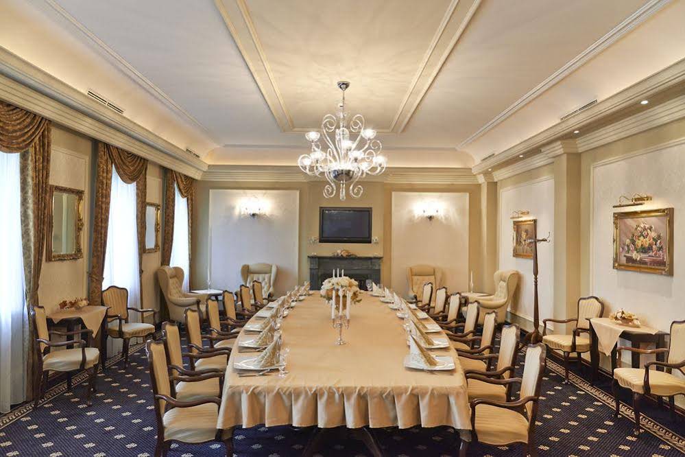 Hotel Stefanik (هتل استفانیك) 