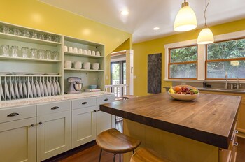 6 Luxurious 6br Seattle Home In-Room Kitchen