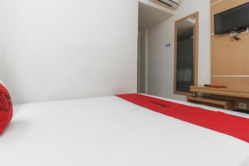 Reddoorz Plus Near Galaxy Bekasi Guestroom